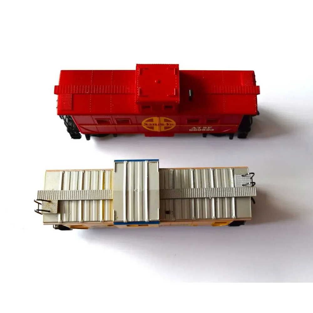 Lot of 2 HO Scale Caboose Cars Santa Fe ATSF 999523 Chessie B&O 3358 Vintage
